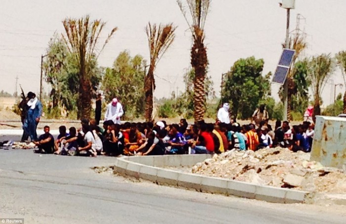 Chiến binh ISIS bắt giữ cảnh sát và nhân viên an ninh Iraq, bắt diễu hành trên phố.
