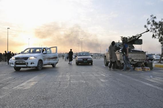 Các chiến binh thuộc tổ chức Nhà nước Hồi giáo Iraq và vùng Cận Đông tại một trạm kiểm soát bên ngoài thành phố Mosul ngày 11/6.