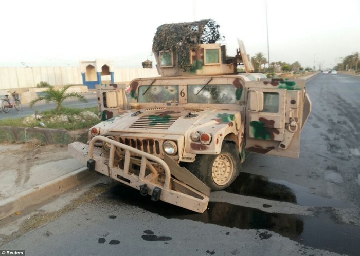 Một chiếc xe quân sự bị lực lượng an ninh Iraq bỏ lại trên đường phố Tikrit