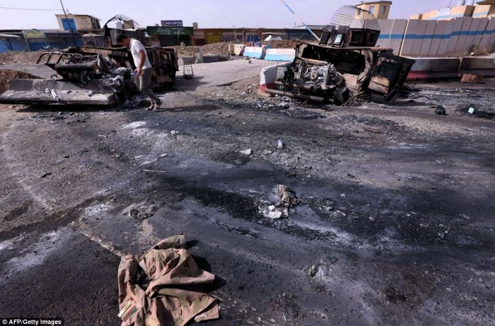 Phần còn lại của các xe quân sự ở thành phố Mosul.
