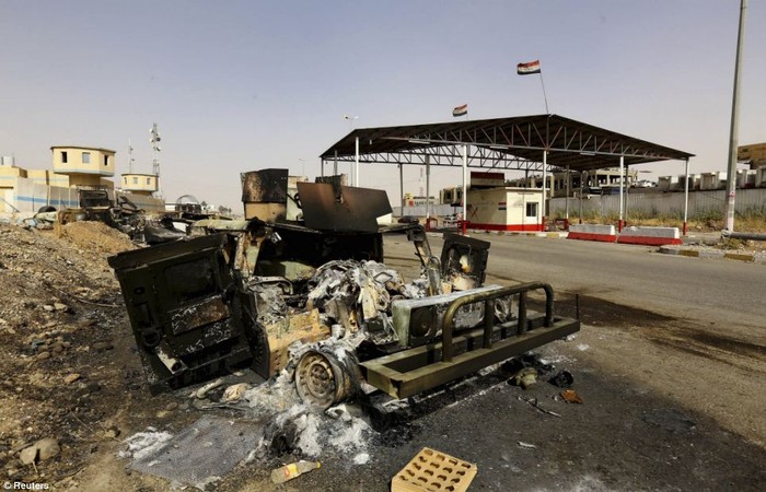 Xe của lực lượng an ninh Iraq bị đốt phá trong các cuộc tấn công của quân phiến loạn.
