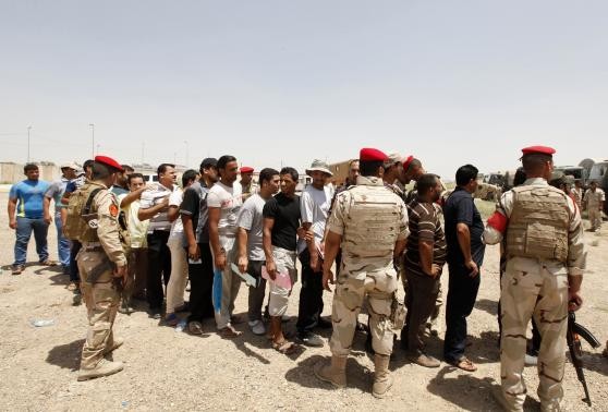 Các tình nguyện viên đăng ký gia nhập quân đội Iraq để trấn áp những tay súng nổi dậy người Sunni.