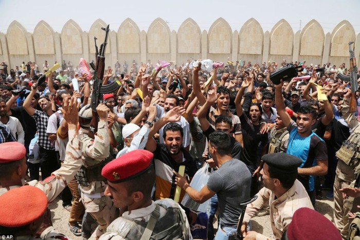 Tình nguyện viên Baghdad đăng ký tham gia lực lượng chống lại phiến quân ISIS