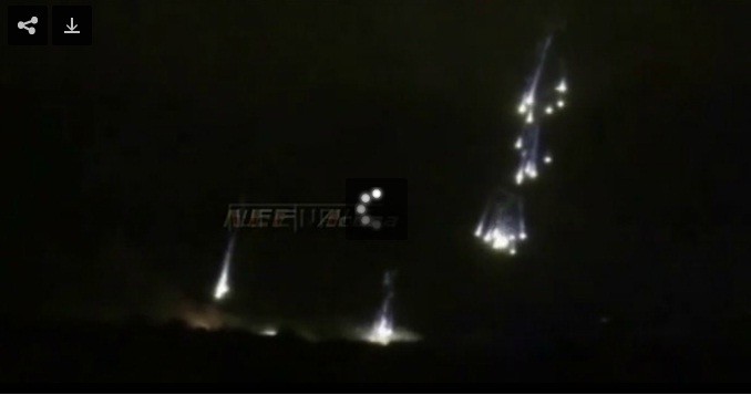 Ảnh từ video ghi lại cảnh quân đội Ukraine ném bom cháy xuống Slaviansk.