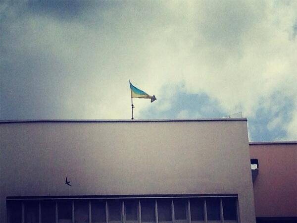 Cờ Ukraine tung bay trên nóc tòa thị chính Mariupol.