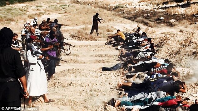 Những tay súng ISIS bắn các tù nhân được cho là binh sĩ Iraq.