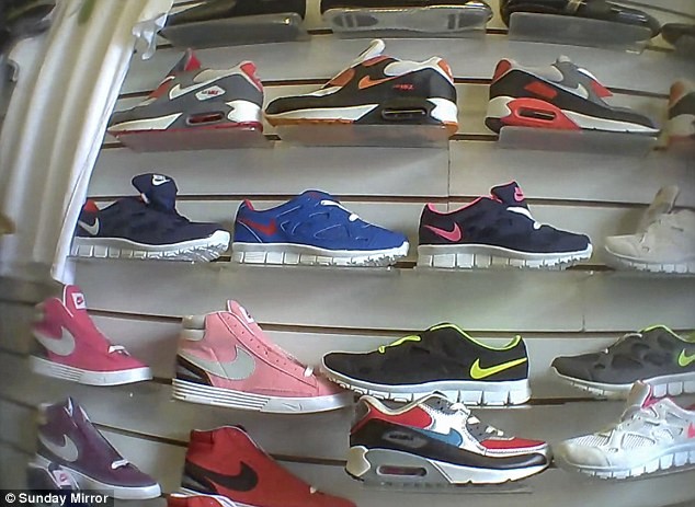 Giày nhái thương hiệu Nike được bán ở chợ đen tại Anh.
