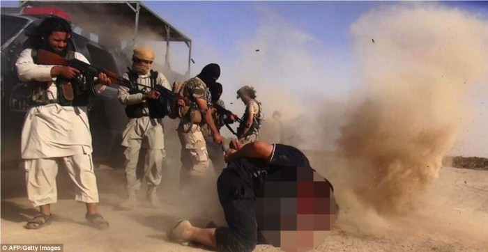 Các chiến binh ISIS giết lực lượng an ninh iraq tại những thành phố chiếm đóng.