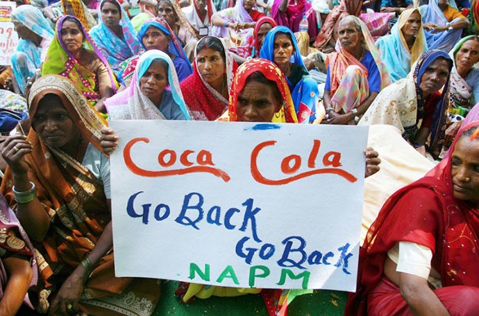 Nông dân Uttar Pradesh biểu tình phản đối nhà máy Coca-Cola.