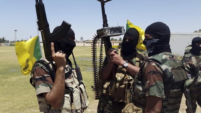 Các tay súng người Shiite chuẩn bị tham gia hoạt động chống lại các tay súng khủng bố người Sunni ở gần Baghdad.