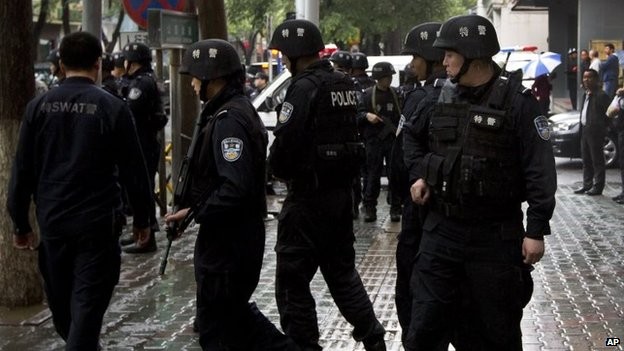 Cảnh sát chống khủng bố ở Tân Cương đi tuần tra, hình minh họa.