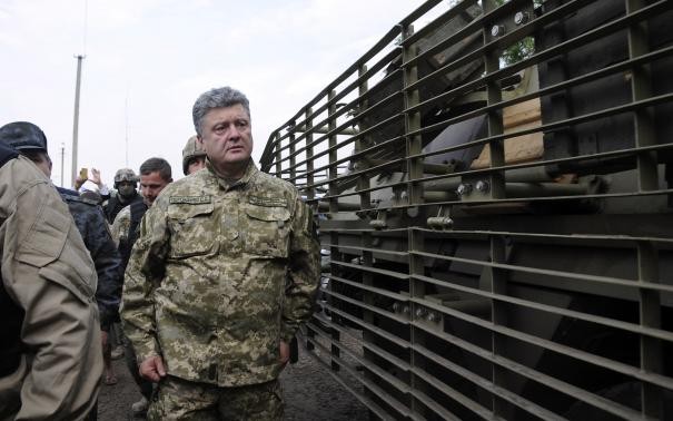 Tổng thống Ukraine Petro Poroshenko thăm doanh trại quân sự gần thị trấn Svyatogorsk ở Đông Ukraine hôm 20.6