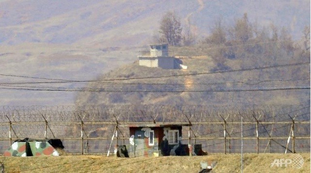 Đồn quân sự của Hàn Quốc (dưới) và Bắc Triều Tiên đứng đối diện nhau khi nhìn từ thành phố biên giới Paju.