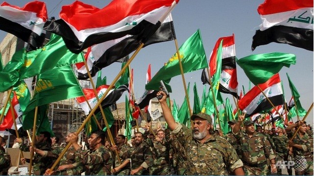 Dân quân Iraq diễu hành thể hiện tinh thần chiến đấu chống lại các chiến binh người Sunni.