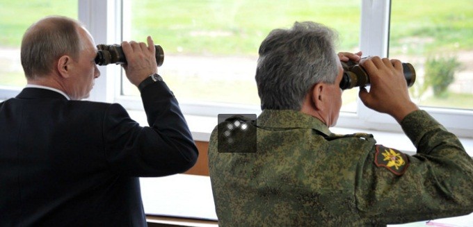 Tổng thống Nga Vladimir Putin (trái) và Bộ trưởng Quốc phòng Sergei Shoigu.