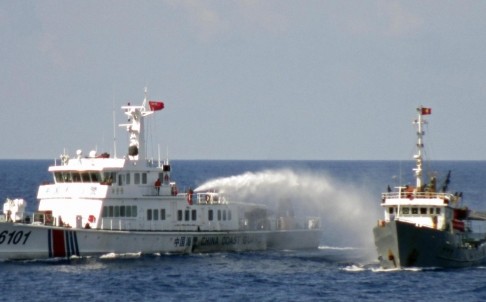 Tàu hộ tống giàn khoan 981 Trung Quốc phun vòi rồng vào tàu Việt Nam.
