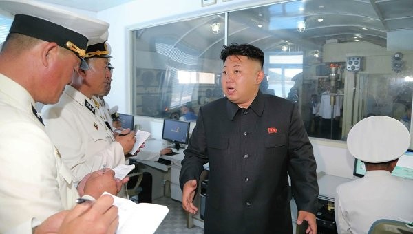 Nhà lãnh đạo Triều Tiên Kim Jong-un (giữa).