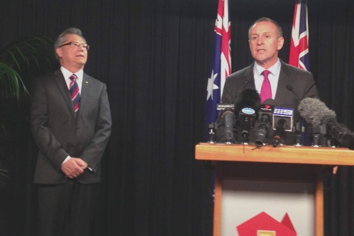 Ông Lê Văn Hiếu (trái) và Thủ hiến tiểu bang Nam Úc Jay Weatherill tại lễ công bố quyết định bổ nhiệm Thống đốc bang.