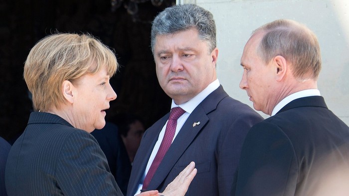 Từ trái qua phải: Thủ tướng Đức Angela Merkel, Tổng thống Ukraine Petro Poroshenko, Tổng thống Nga Vladimir Putin.
