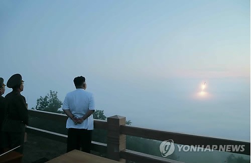 Ảnh được KCNA công bố hôm 30/6 cho thấy nhà lãnh đạo Triều Tiên Kim Jong-un trực tiếp giám sát bắn thử tên lửa ở địa điểm không được tiết lộ.