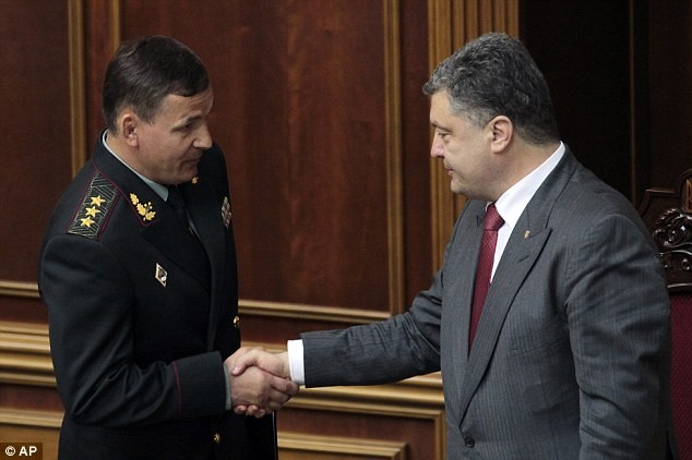 Tân Bộ trưởng Quốc phòng Ukraine Valeriy Heletey (trái) và Tổng thống Petro Poroshenko.