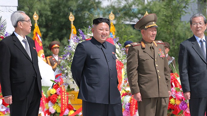 Nhà lãnh đạo Triều Tiên Kim Jong-un (thứ hai từ trái sang).chính thức.