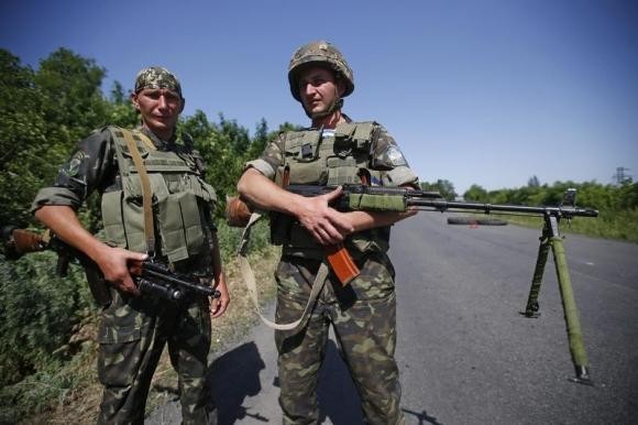 Lực lượng an ninh Ukraine tại một trạm kiểm soát ở Slaviansk.