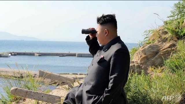 Nhà lãnh đạo Kim Jong-un thị sát tập trận.
