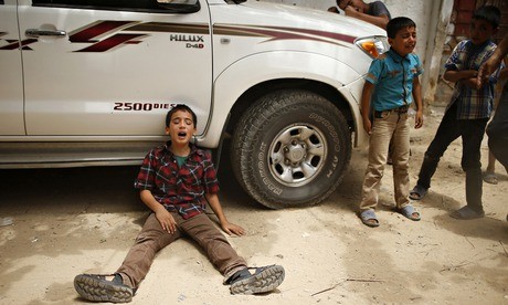 Những cậu bé Palestine khóc thương người thân thiệt mạng trong các vụ tấn công của Israel.