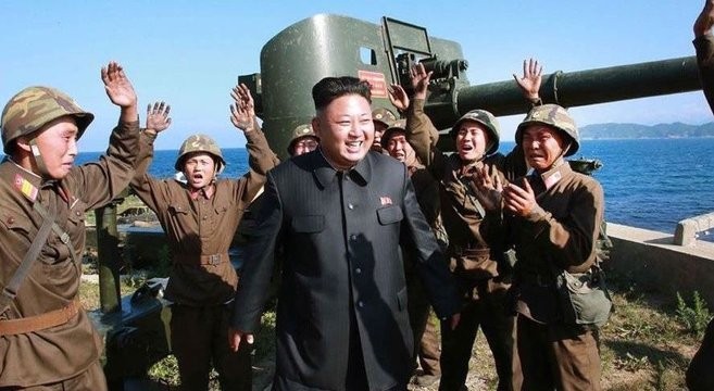 Nhà lãnh đạo Kim Jong-un thăm một đơn vị pháo binh ven biển.