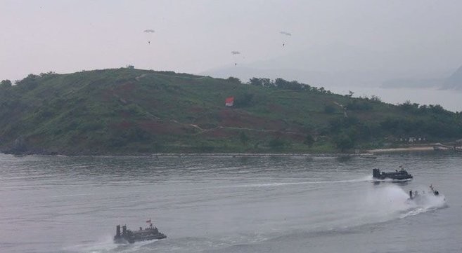 Quân đội Triều Tiên tập trận chiếm đảo bằng đường không và đường biển.