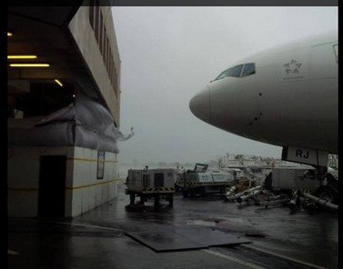 Phần đầu máy bay va đập với các thiết bị ở sân bay.