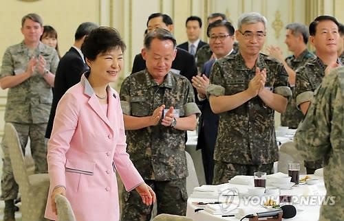 Tổng thống Park Geun-hye tại bữa tiệc trưa ở Nhà Xanh với hơn 140 quan chức quân sự cấp cao.