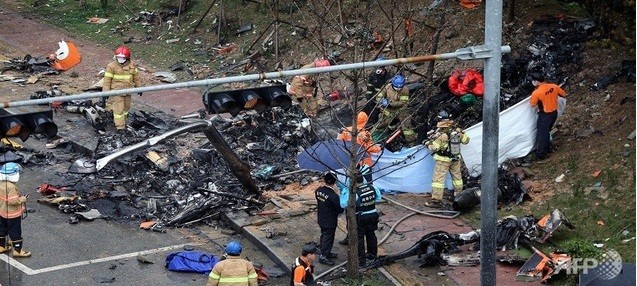 Mảnh vỡ của chiếc trực thăng tại hiện trường sau khi được dập lửa.
