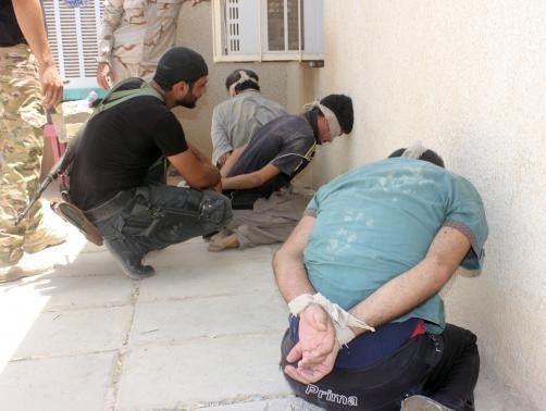 Lực lượng an ninh Iraq bắt giữ hai kẻ tình nghi là thành viên ISIS.