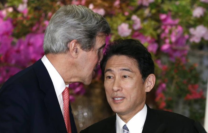 Ngoại trưởng Mỹ John Kerry (trái) và Ngoại trưởng Nhật Bản Fumio Kishida.