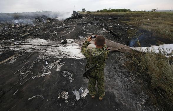 Lực lượng ly khai Ukraine tại hiện trường vụ rơi máy bay MH17.