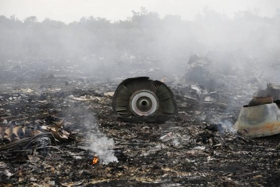 Mảnh vỡ của chiếc máy bay MH17 nằm rải rác trên diện rộng.