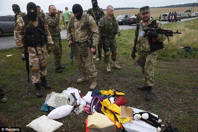 Lực lượng ly khai Ukraine bên cạnh đồ đạc của các nạn nhân.