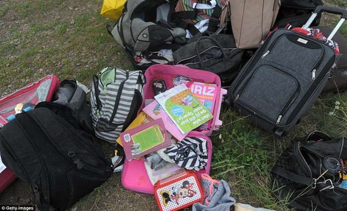 Nhiều đồ đạc của trẻ em được tìm thấy trong các hành lý.