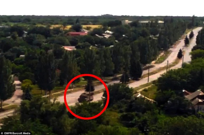 Hình ảnh được cho là hệ thống Buk di chuyển trên đường ở Torez, nơi MH17 bị rơi, vào ngày 17.7