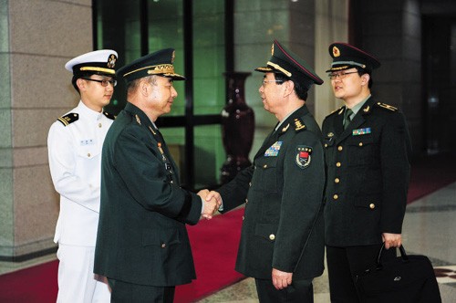 Tổng Tham mưu trưởng Hàn Quốc Jung Seung-joo (trái) gặp người đồng cấp Trung Quốc Phòng Phong Huy tại Bắc Kinh.