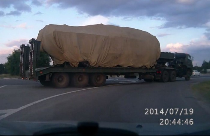 Hình ảnh được cho là hệ thống Buk di chuyển ở biên giới Nga với Ukraine ngày 19/7.