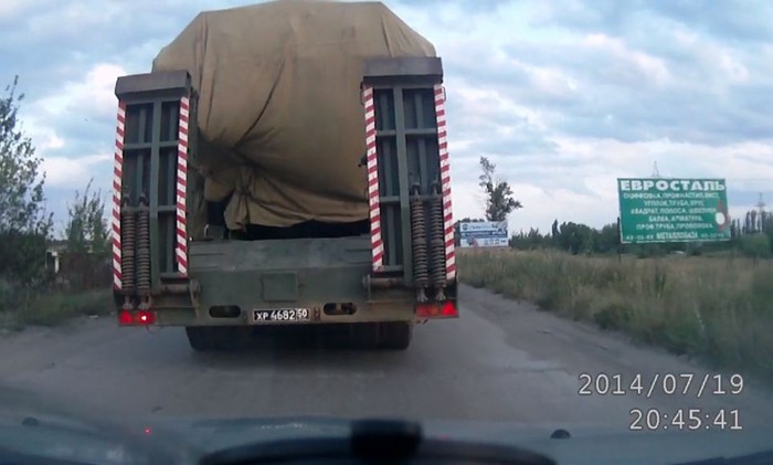 Lái xe, người ghi hình, tuyên bố ông đã đi theo chiếc xe tải quân sự này 2 km và khẳng định nó nhập vào lãnh thổ Nga từ phía Ukraine.