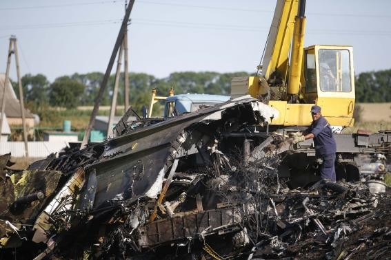 Lực lượng an ninh Ukraine dọn dẹp hiện trường vụ MH17.