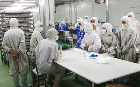 Công nhân bên trong nhà máy sản xuất thịt của OSI China.