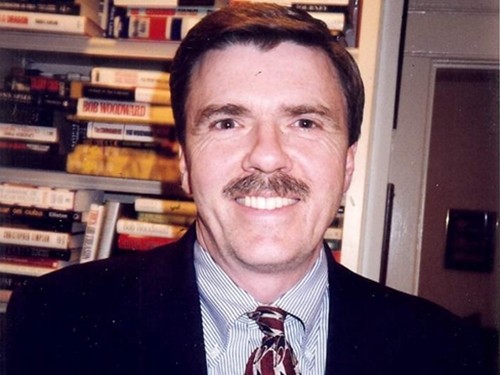 Nhà báo Robert Parry.