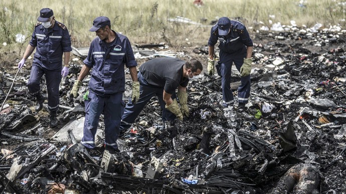 Lực lượng quốc tế dọn dẹp hiện trường MH17.