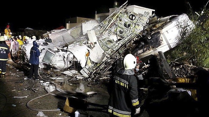 Hiện trường máy bay Đài Loan rơi giết chết 47 người.
