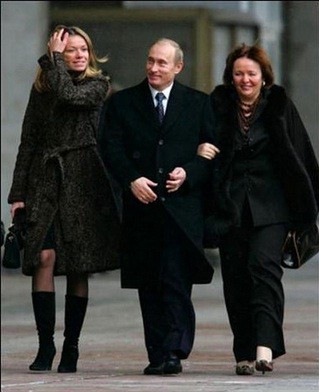 Bức ảnh hiếm hoi chụp ông Putin bên người vợ cũ và cô con gái lớn của họ, Maria.